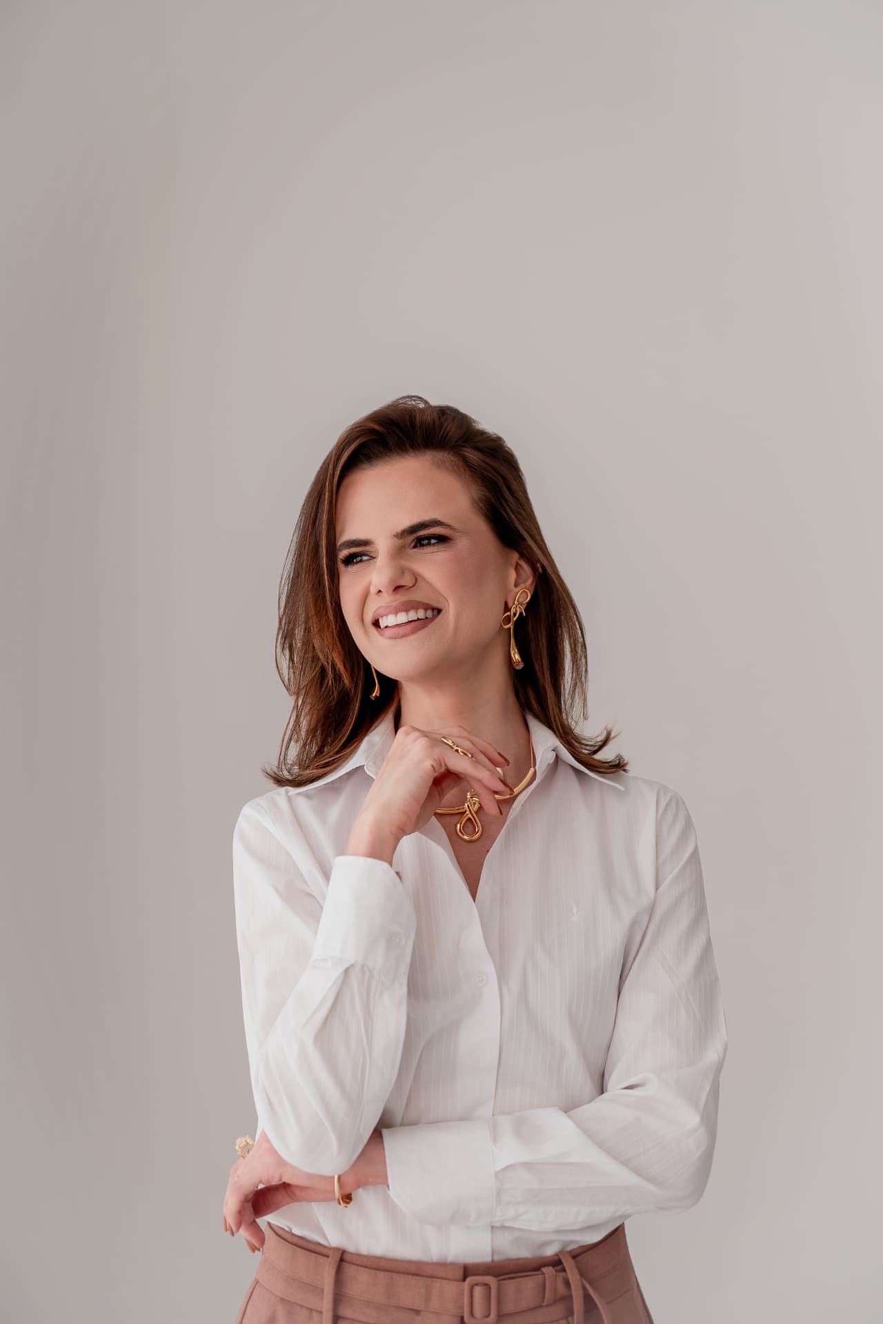 Fabiane Goeldi em retrato de camisa branca